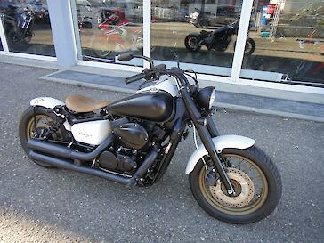 Honda VT750C 2013 Black White Bobber Edition